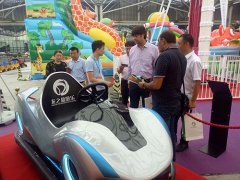 公園新型游樂設備電瓶車上交通道路場面不要太尷尬