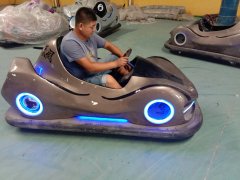 龍之盈*新生產出來的一批漂移碰碰車正在試駕中