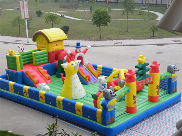 水上充氣游樂設(shè)備