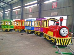 為了讓顧客玩得更開心，維修人員會定期地維護(hù)游樂設(shè)備